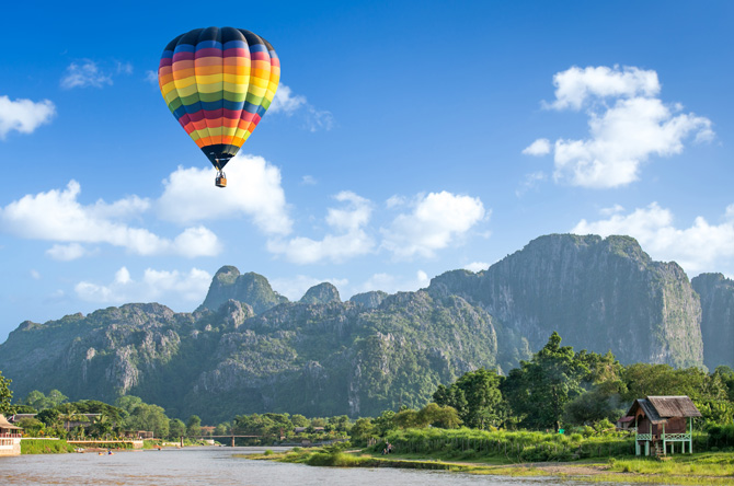 montgolfiere-cambodge-laos-montagnes